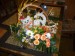 aranžovaná kytice v košíku pro milovnici koček